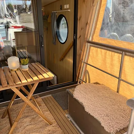 Maduco Waterfront ספינת מלון ניבורג