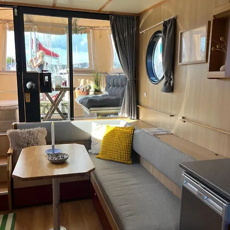 보트호텔 Maduco Waterfront 뉘보르