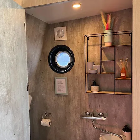 Maduco Waterfront Botel