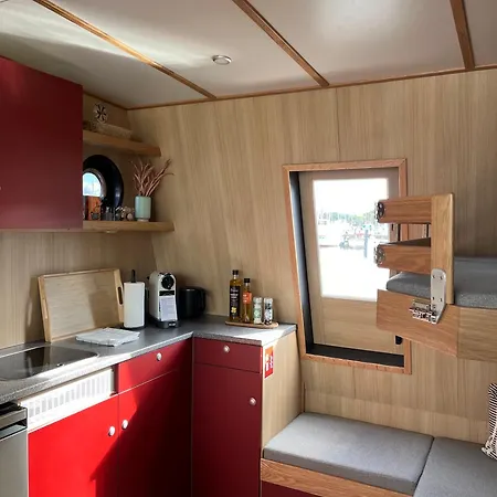 Maduco Waterfront Botel *