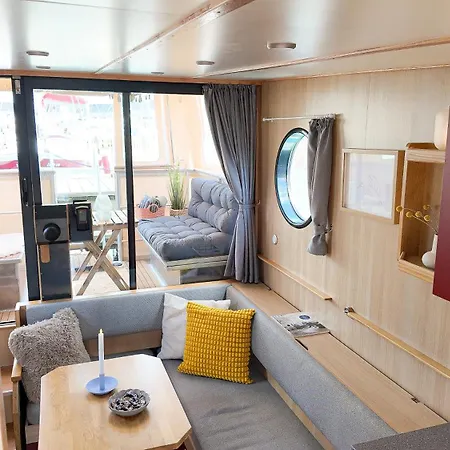 Maduco Waterfront ספינת מלון ניבורג