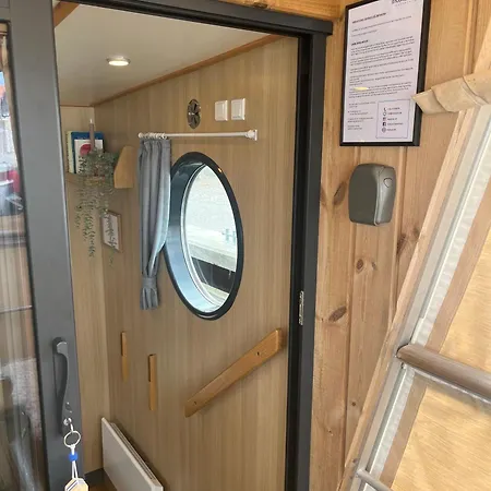 Maduco Waterfront Botel